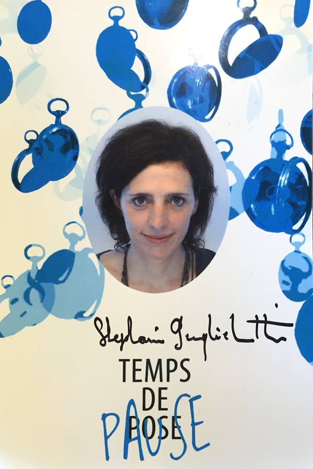 L’artiste prend la pose dans sa cabine