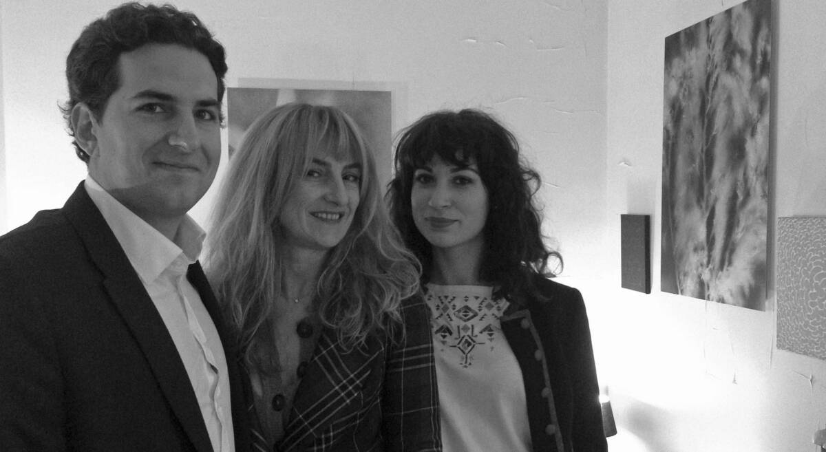 Marie PISELLI entourée d ses nouveaux mécènes : Mattheu HASSER, DG d’Axones et Adeline CUB7RES, responsable communication