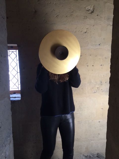 L’artiste et son visuel guide pour l’exposition