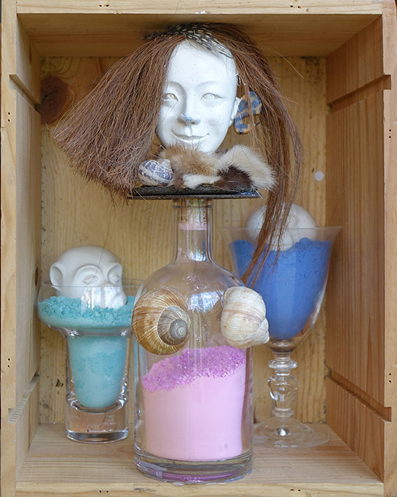 Les 2 singes et la jeune fille 