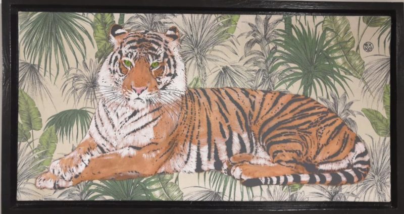 Mosko – Tigre allongé au milieu des fleurs – 90 x 45 cm