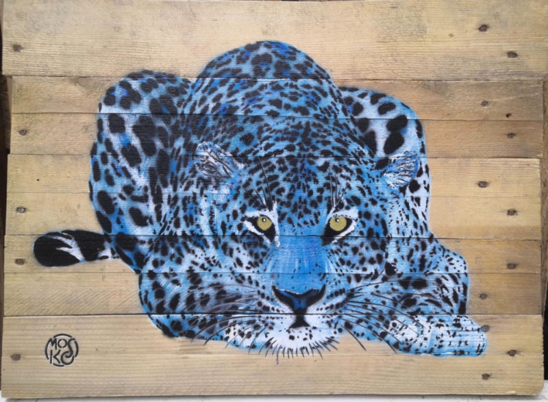 Mosko – Panthère rêveuse bleue sur bois brut – 60 x 43 cm – 2020