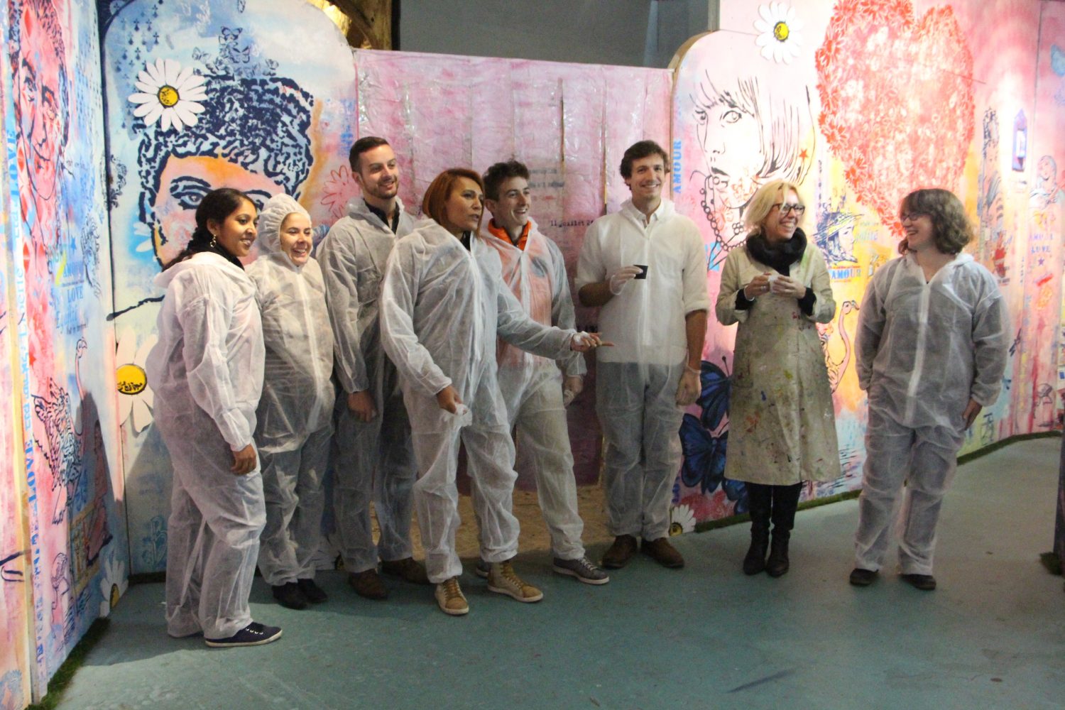 L'équipe joue le jeu et se pare de sa tenue d'artiste ! Tous pareils, tous unis pour créer !