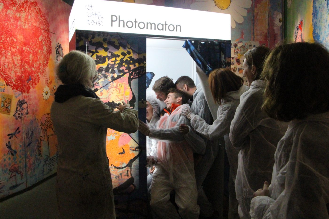 Moments de rires et cohésion d'équipe avec le shooting improvisé dans le Photomaton Arty