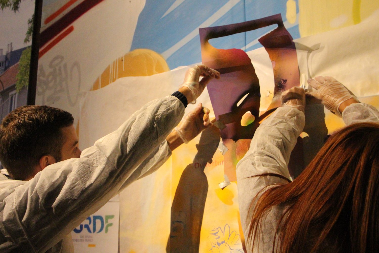 Les collaborateurs réfléchissent, discutent puis mettent en images leur vision de l'Innovation pour GRDF demain. Découverte des techniques du pochoir et de la bombe !