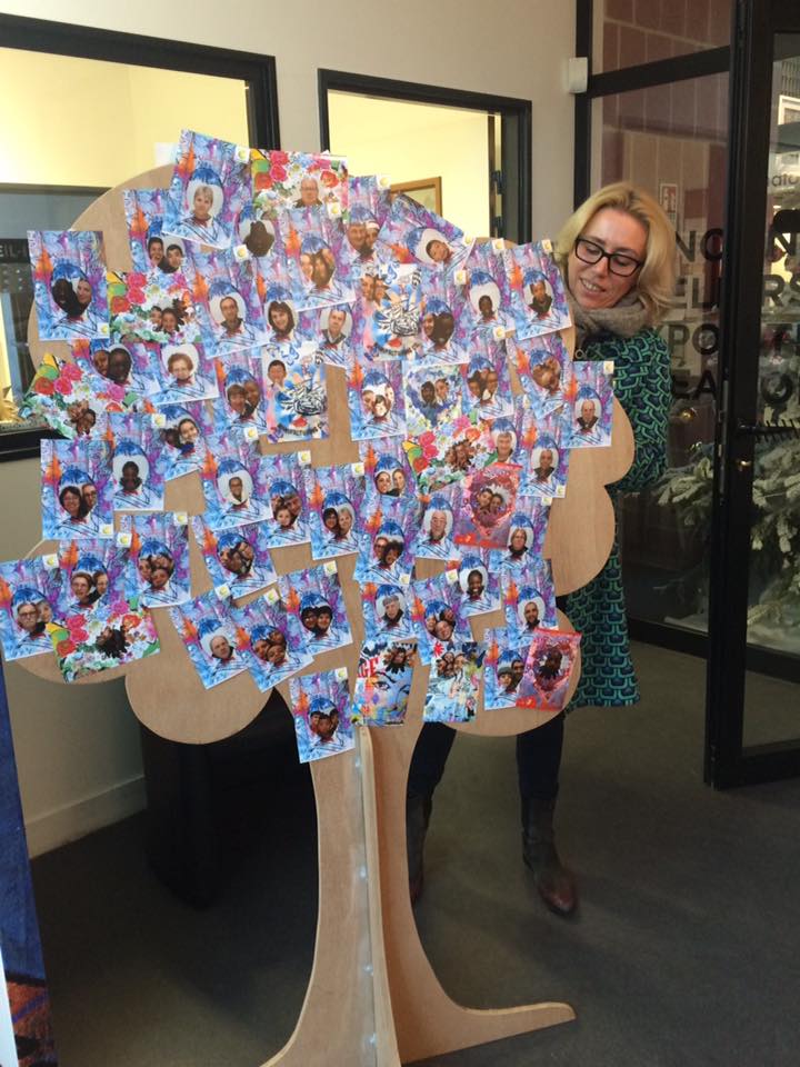 Les photos issues de la cabine PHOTOMATON offerte en partage. Les habitants se retrouvent dans un tableau de IZa Zaro!