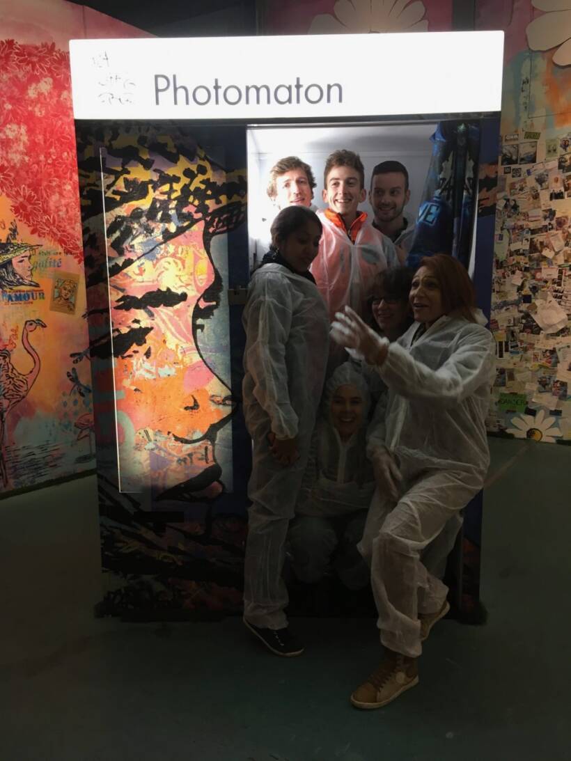 Cohésion d’équipe oblige ! Petit tour dans le Photomaton arty. On s’amuse, on joue avec son image, on se met en scène!