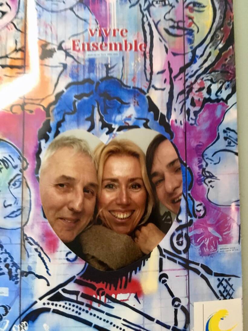 Les 3 complices dans la cabine photo signée IZa Zaro pour Photomaton.