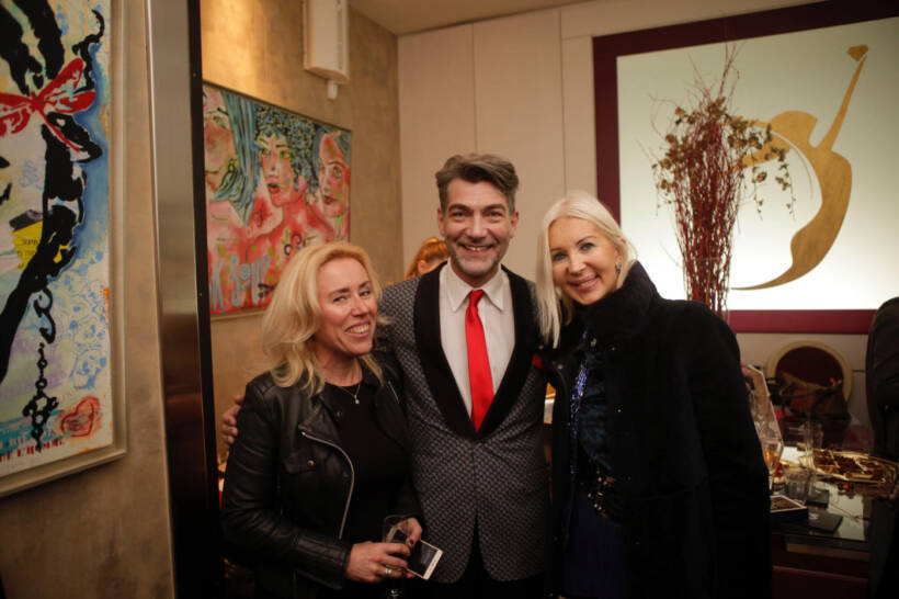 Michel Salmont, directeur de la boutique Goralska, entouré de l’artiste IZa Zaro et de Anne de Champigneul