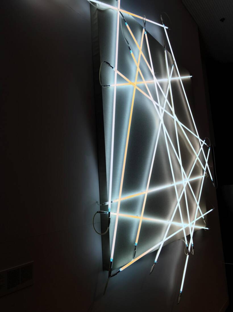 François morelet – Les 16 côtés du carré – 2001 – Toile brute blanche sur bois, 16 tubes argon blanc.