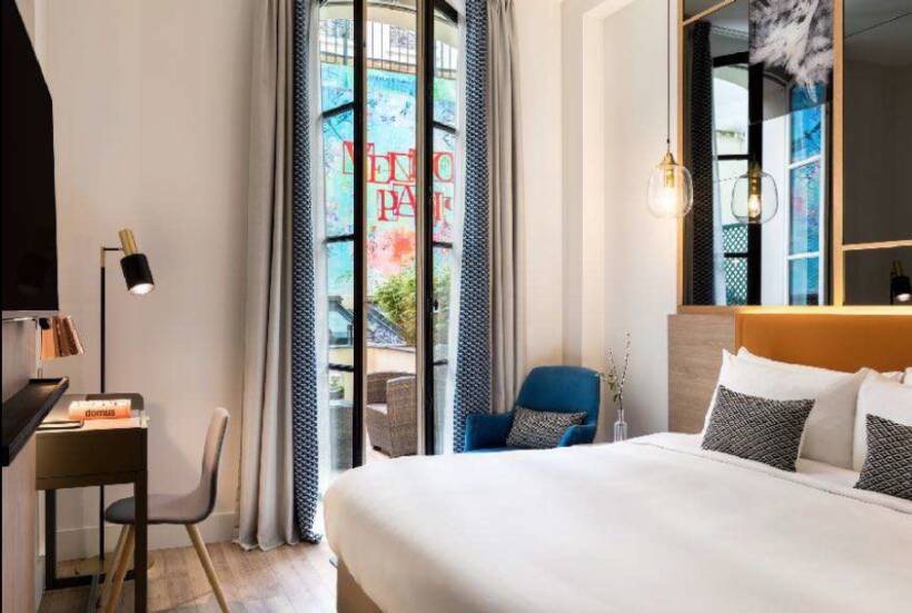 Heureux clients qui profitent de fresque de l’artiste  en toute exclusivité – @hotelRenaissance