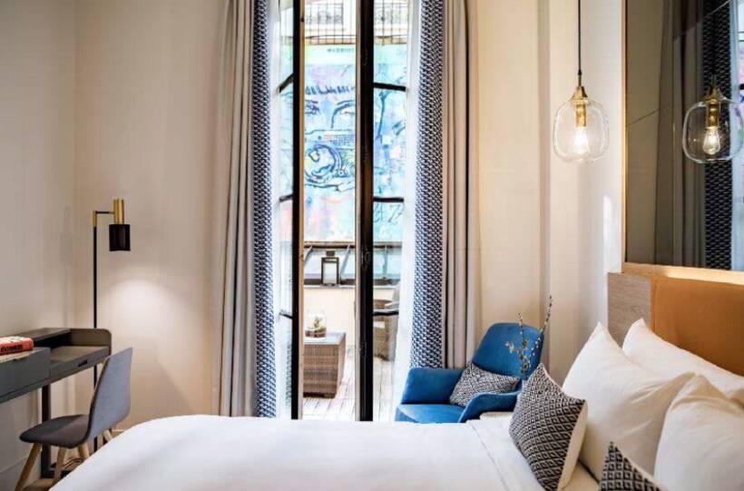 Quelques happy few profitent de l’oeuvre le temps d’une visite inoubliable dans l’hôtel – @hotelRenaissance