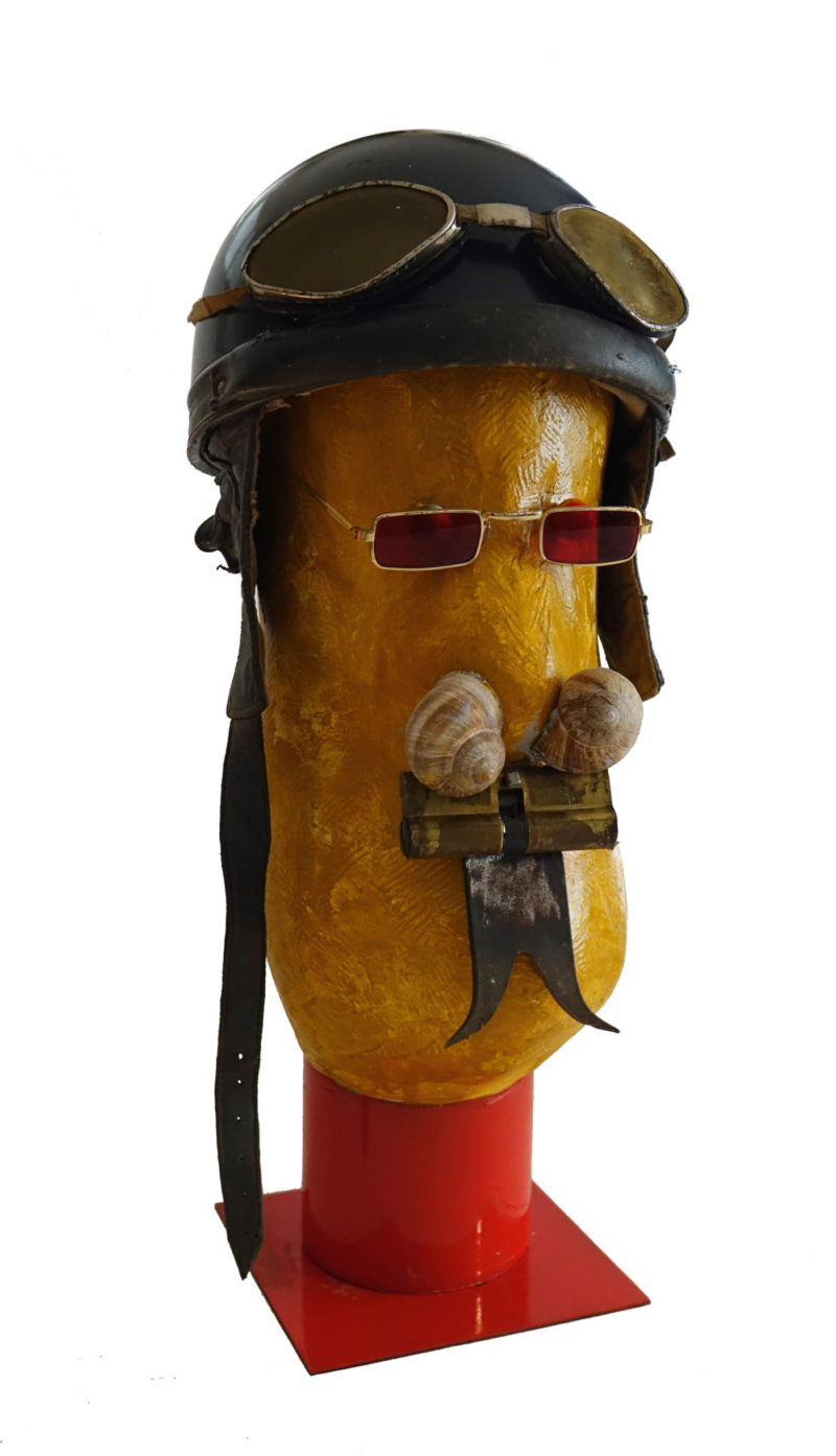 L’aviateur aux lunettes rouges – sculpture – 50 x 21 x 21 cm – Jacques Blézot