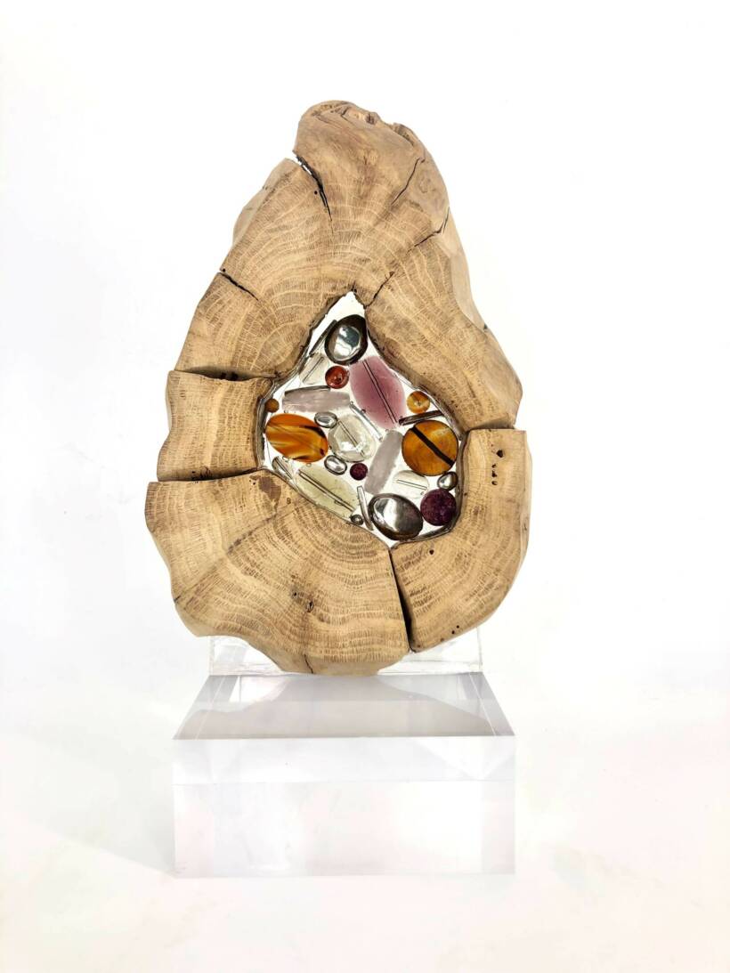 Anne Ghez – Flamme – BOIS, PERLES EN CRISTAL, AGATES, PERLES EN MÉTAL, QUARTZ, RÉSINE, PLEXIGLAS – 32 x 17 cm