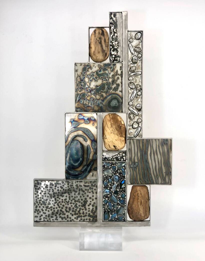 Anne Ghez – Equilibre – ACIER, PERLES EN CRISTAL, PERLES EN MÉTAL, BOIS, RÉSINE, PLEXIGLAS – 67 x 40 cm