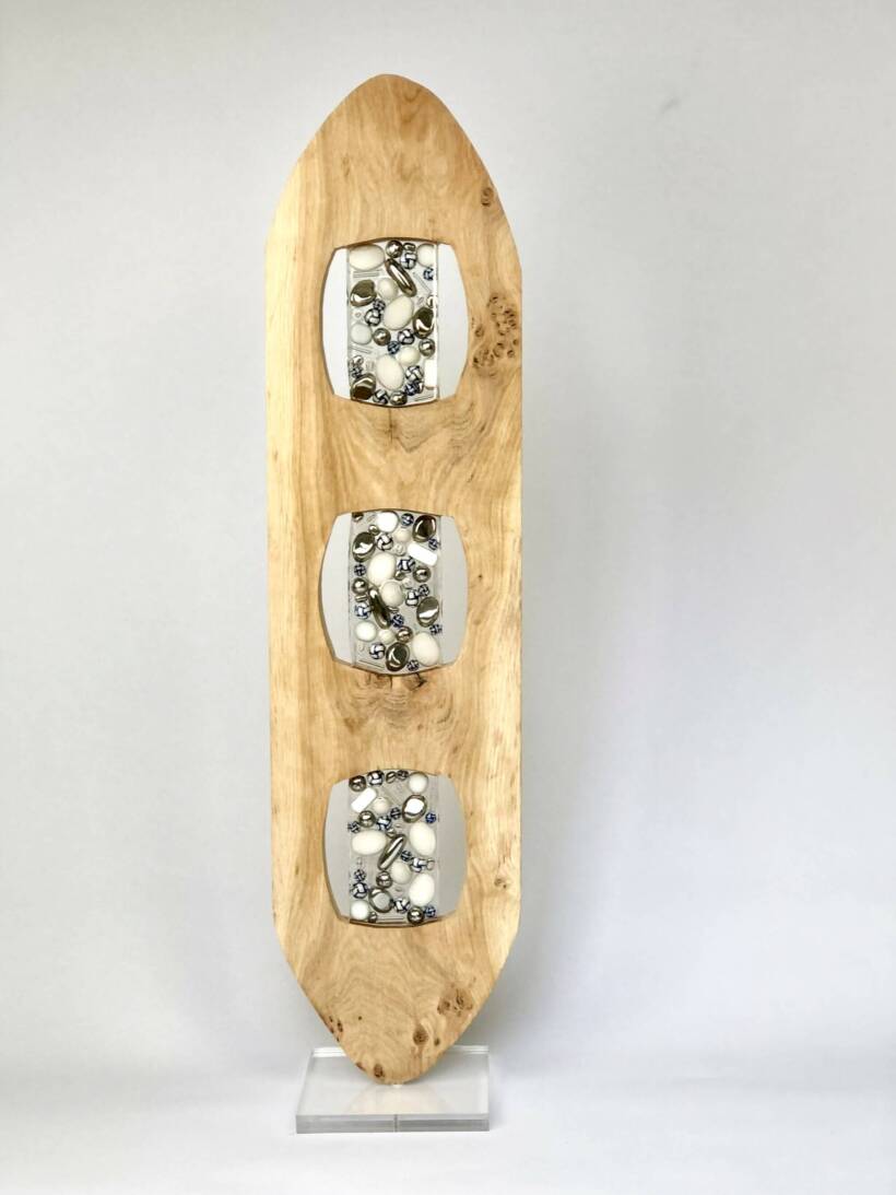 Anne Ghez – Etapes – BOIS DE CHÊNE, PERLES EN CÉRAMIQUE, PERLES EN MÉTAL, PLEXIGLAS, RÉSINE – 82 x 20 cm