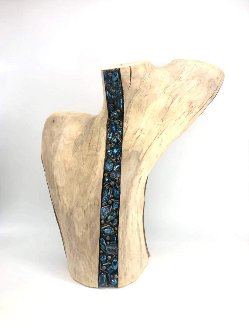 Anne Ghez – tatouage – 
BOIS DE CHÊNE, PERLES EN CRISTAL, PERLES EN MÉTAL, RÉSINE 50 x 50 cm