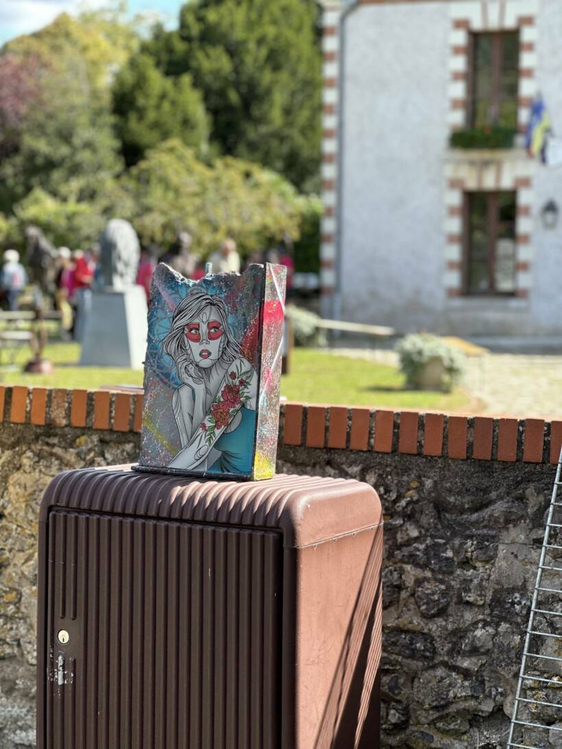 Installation of a sculpture in front of the town hall